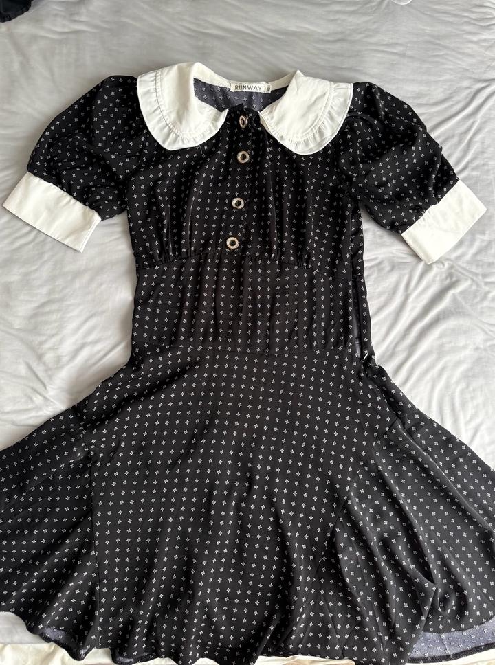 Платье с белым воротником