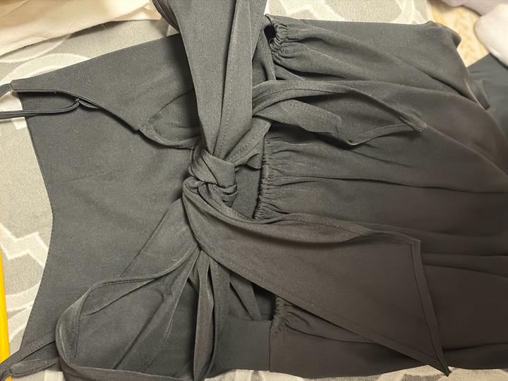 Чёрное платье на бретелях