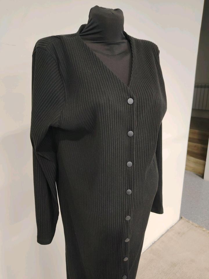 Платье трикотажное на клепках.