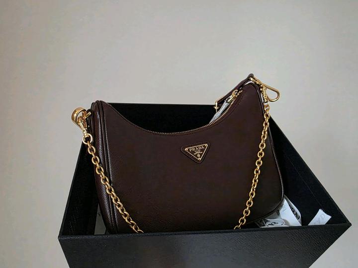 Сумка Prada Re-Edition 2005 Saffiano