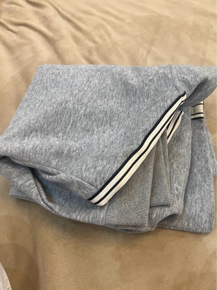 Спортивный костюм на девочку, рост 140 см