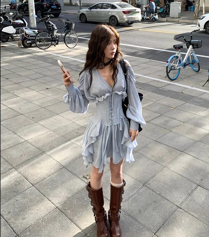 Голубое платье