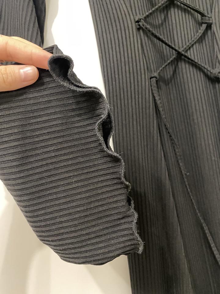 Черное платье на завязках