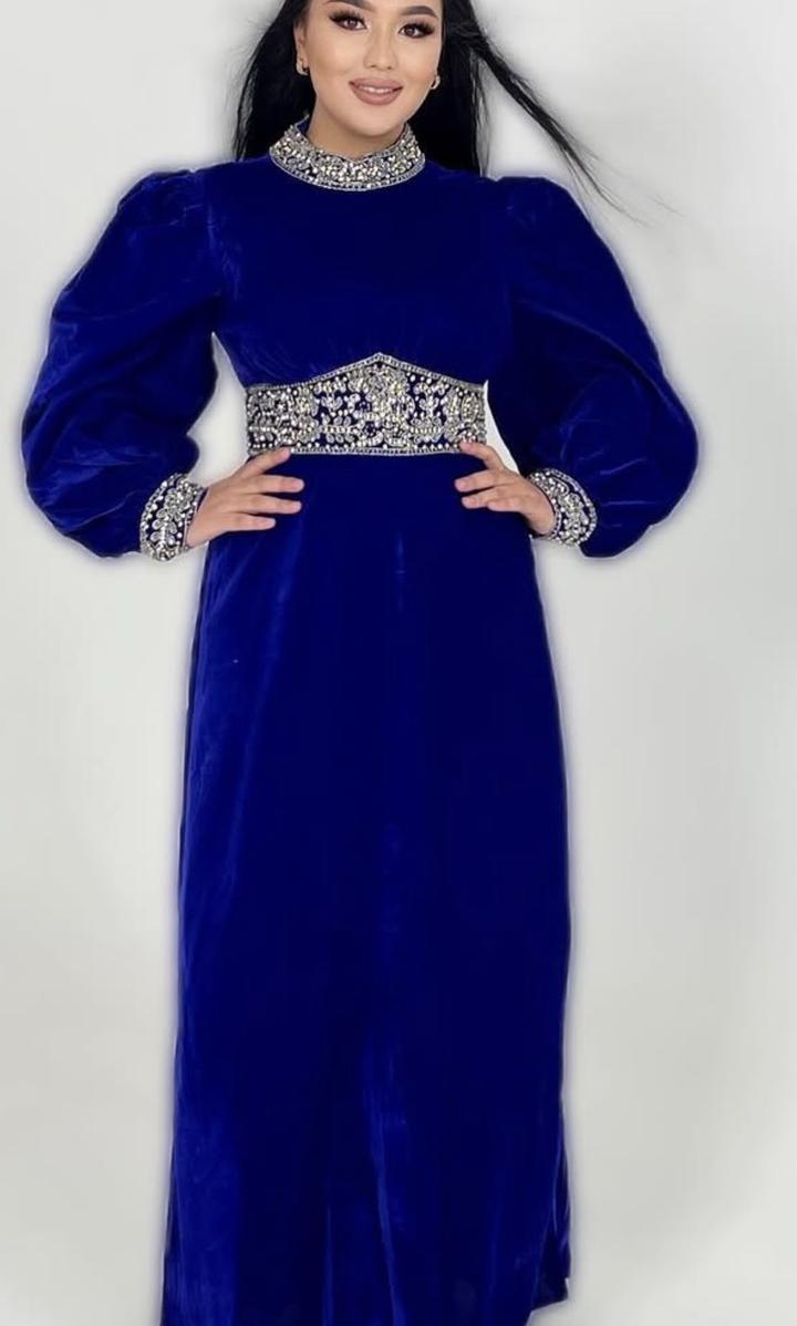 Платья красивое , камни очень сильно сверкают