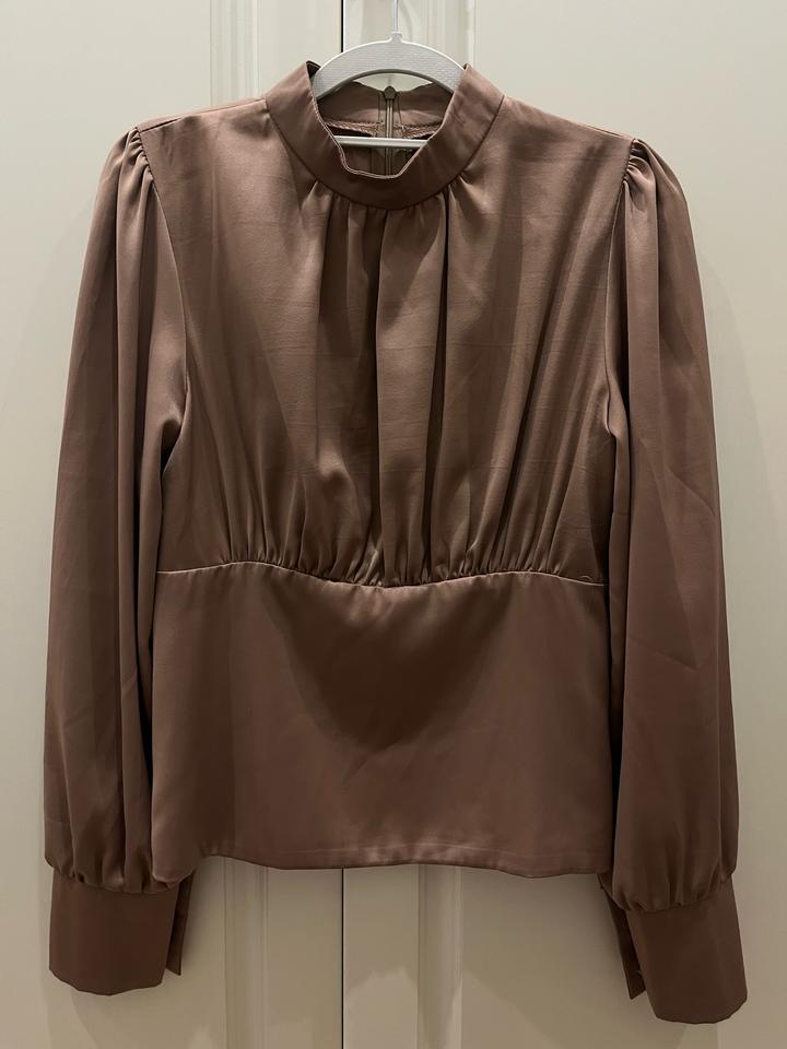 Атласная блузка коричневая