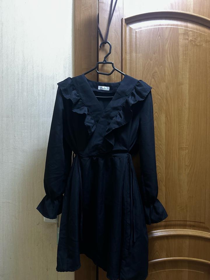 Чёрное платье с рюшами.