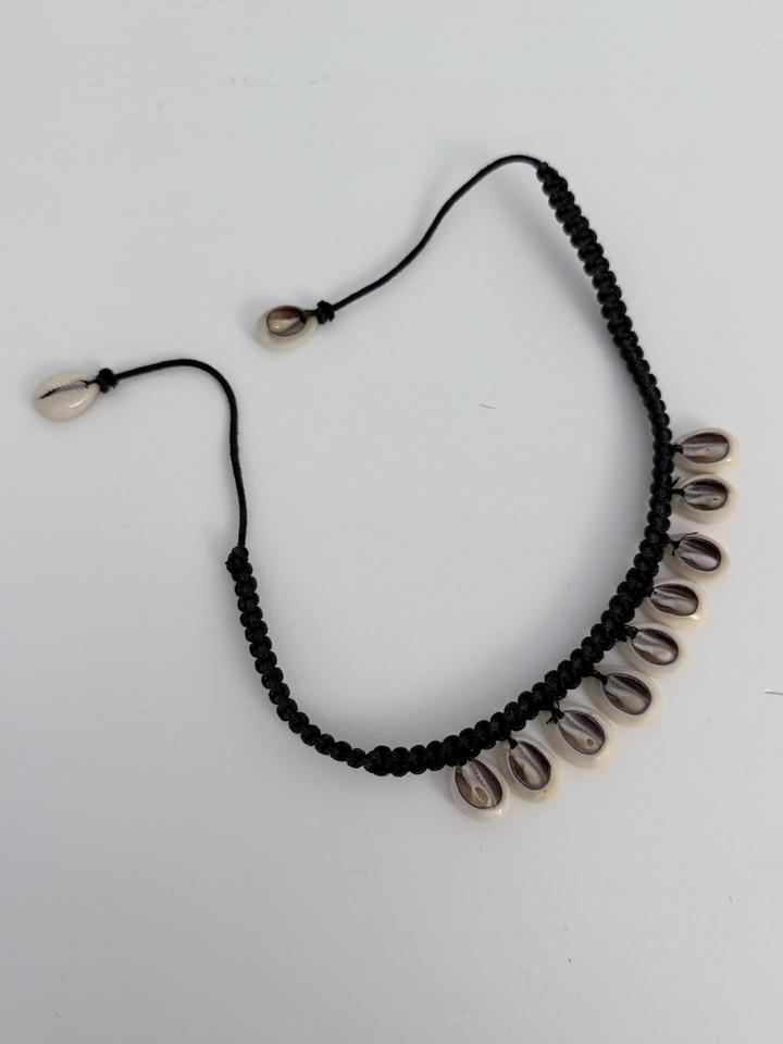 Чокер из ракушек каури