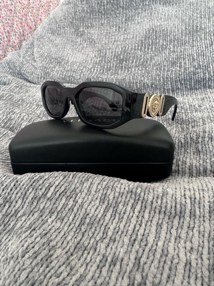 Стильные очки Versace