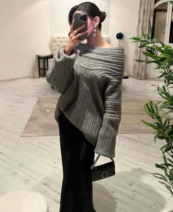 Темно серый свитер с открытыми плечами ; кофта с открытыми плечами