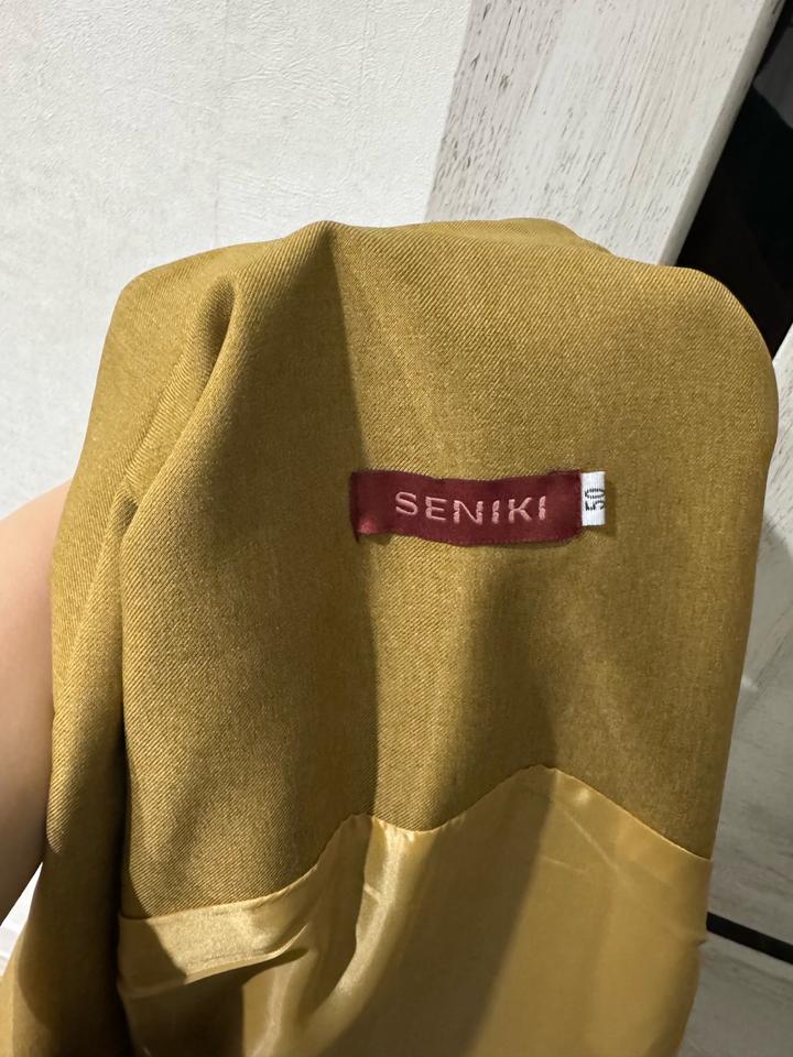 Горчичный костюм без рукавов