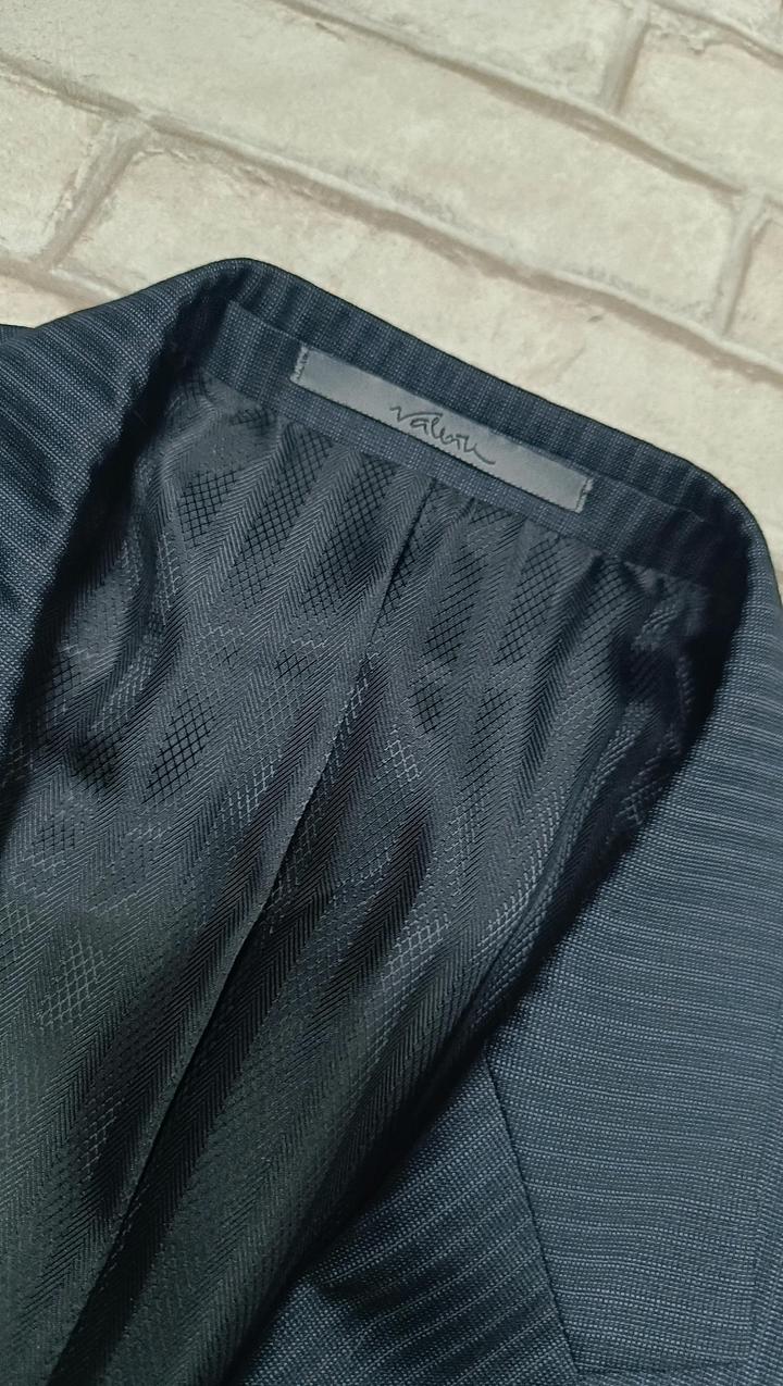 Мужской серый костюм в полоску