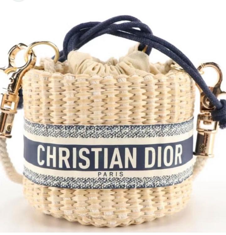 мини-сумка Christian Dior Straw Pouch, также известная как косметичка-мешок (bea