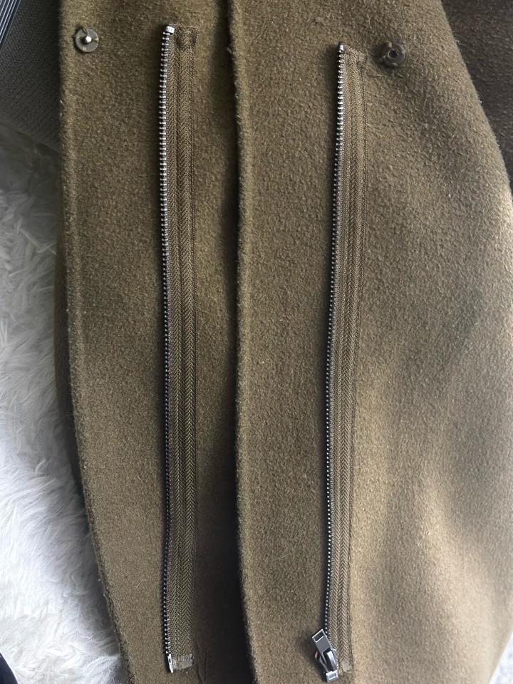 Темно зеленое пальто