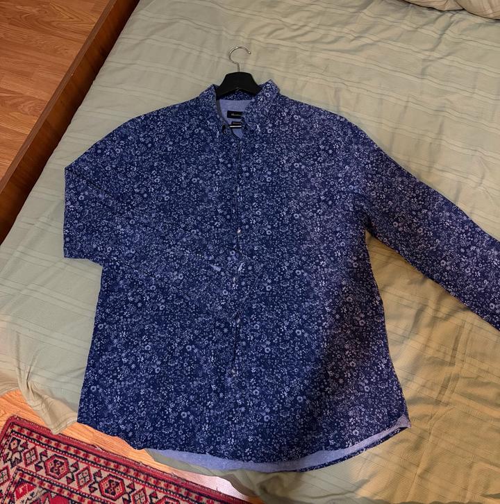 Синяя рубашка в цветочный принт