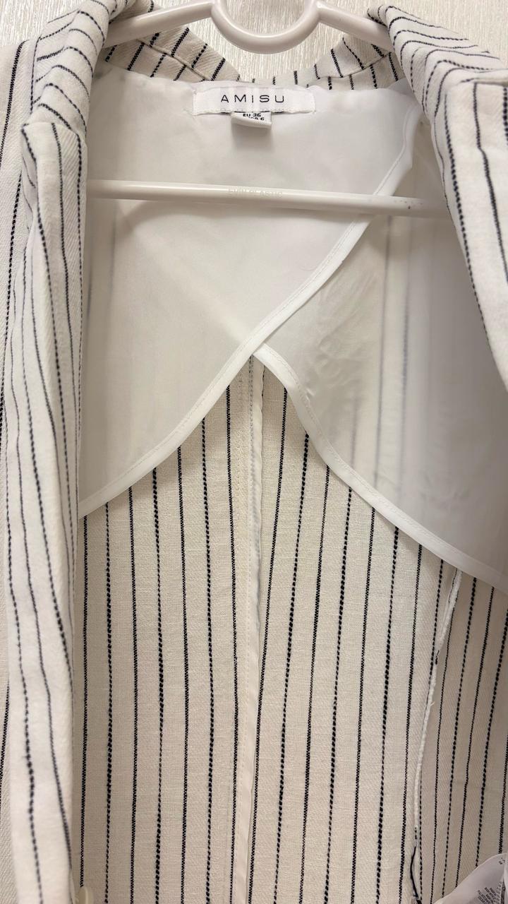 Пиджак в полоску от бренда AMISU