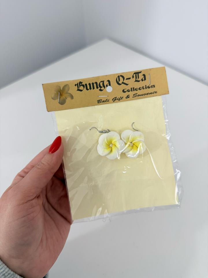Новые сережки франжипани с Бали