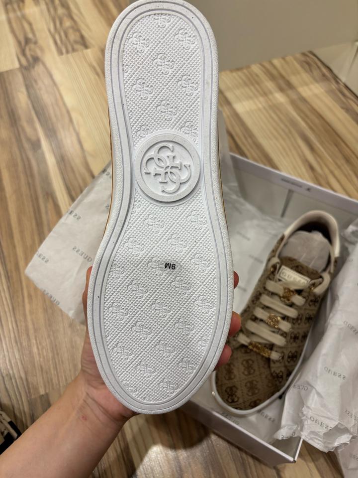 Кеды от Guess
