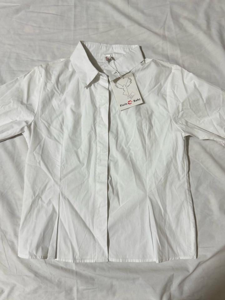 белая немножко приталенная рубашка