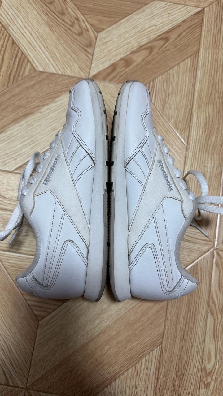 Белые кроссовки Reebok
