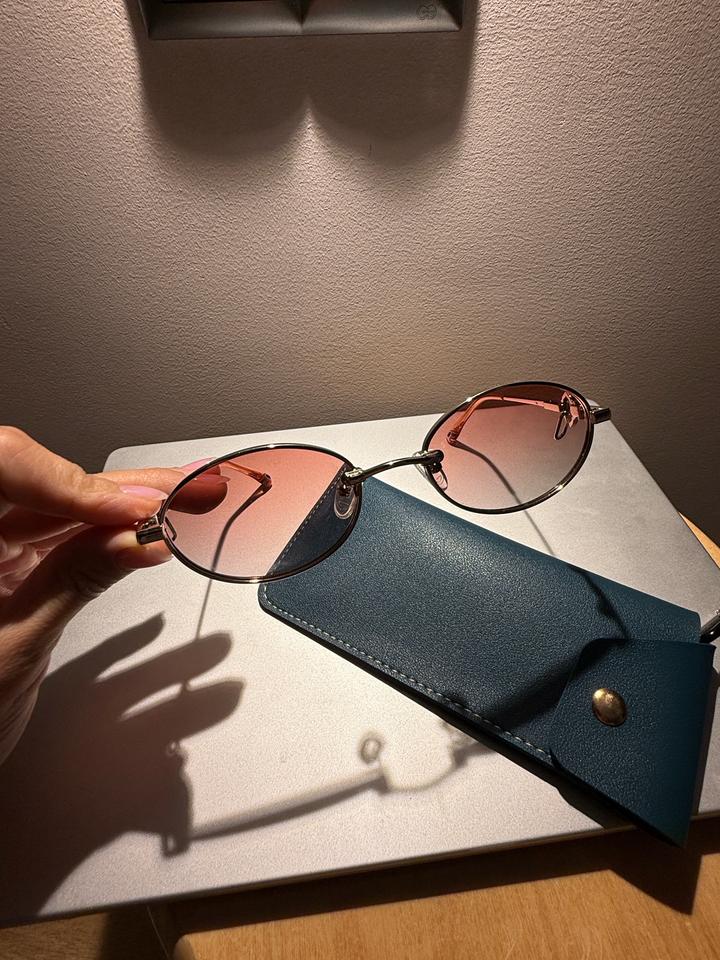 Солнцезащитные очки с чехлом