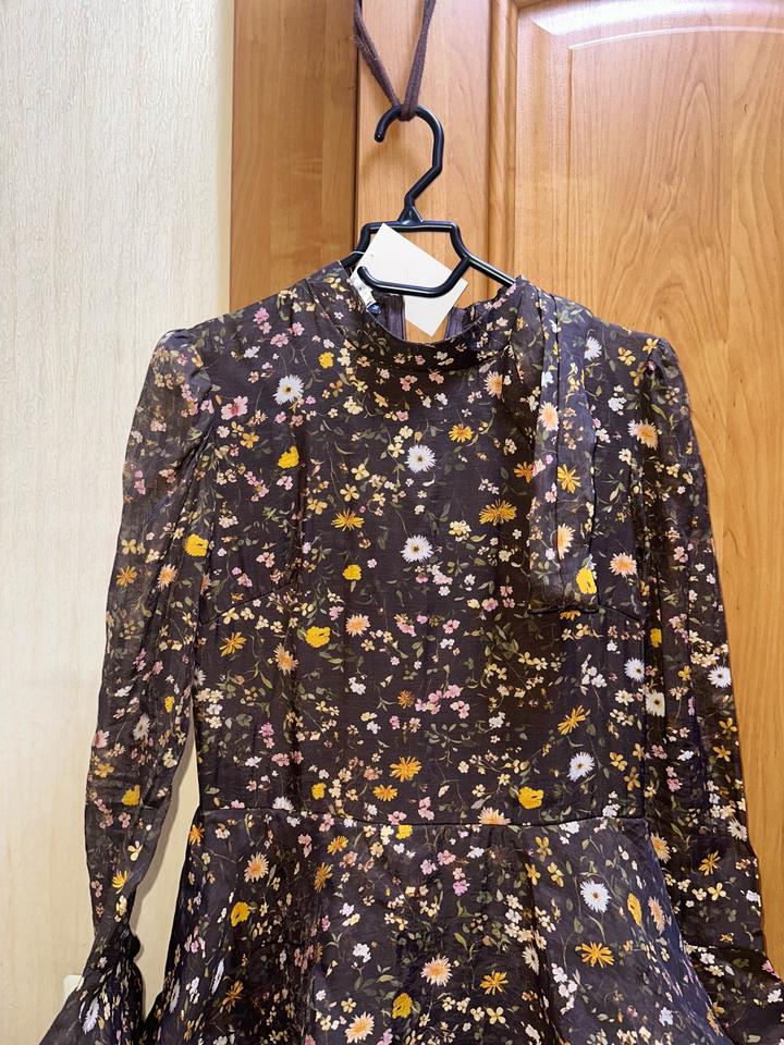 Новое платье с этикеткой.