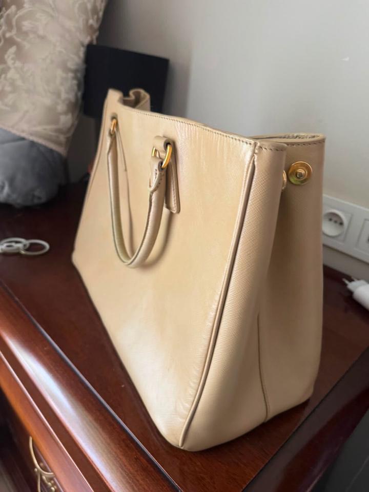 Продам сумку Prada Galleria / Saffiano в бежевом цвете