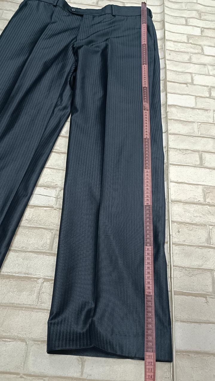 Мужской серый костюм в полоску