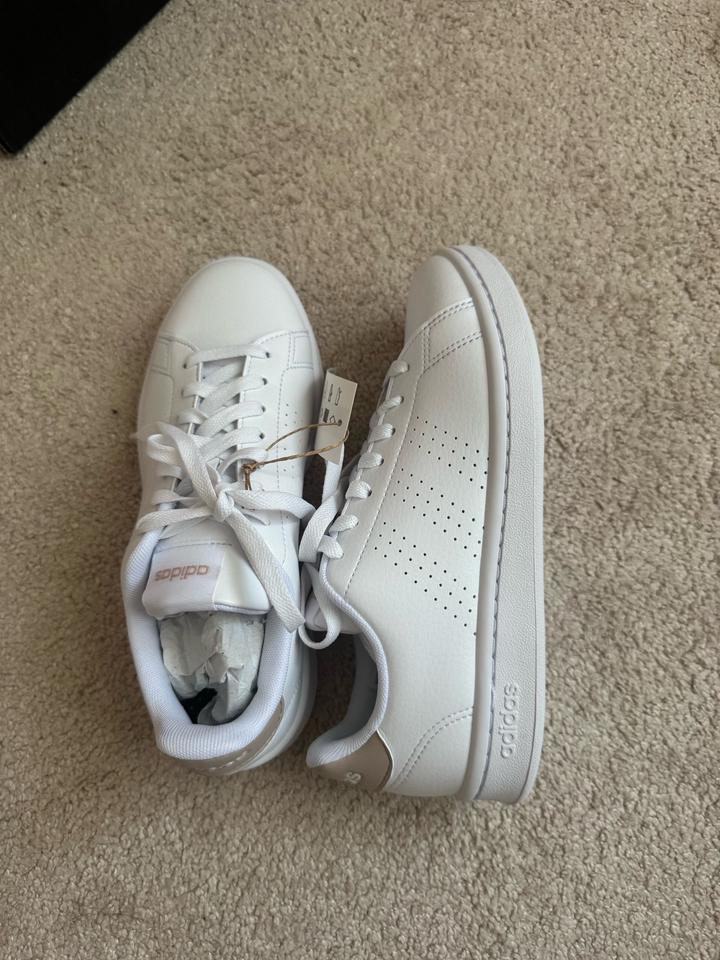 белые кроссовки Adidas