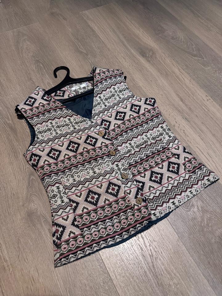 Жилетка с орнаментами