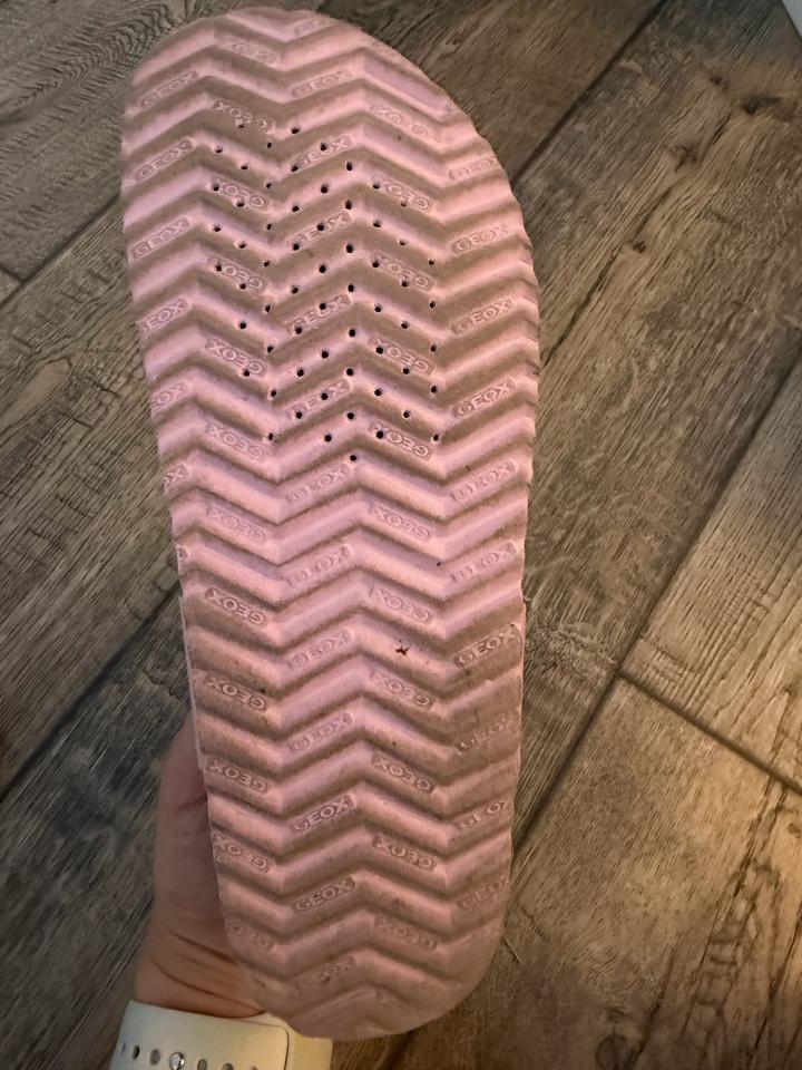 Розовые сандалии