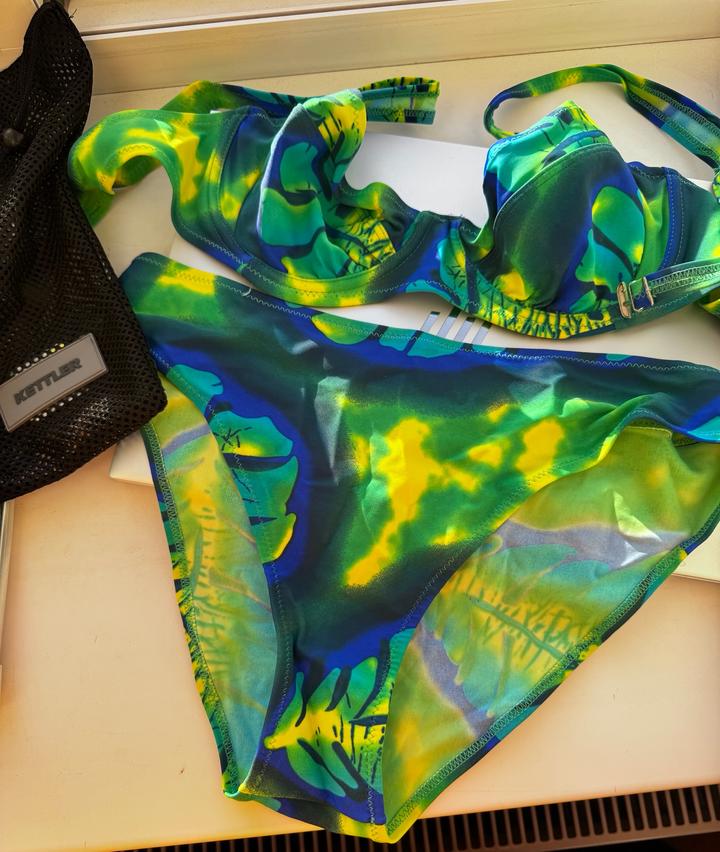 Женский купальник, красивый силуэт