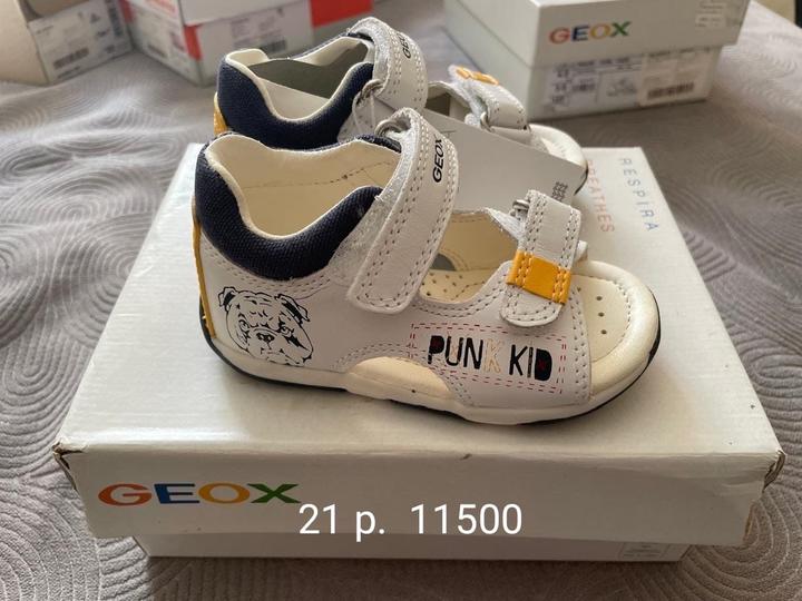 Детские сандалии от бренда Geox, Clarks