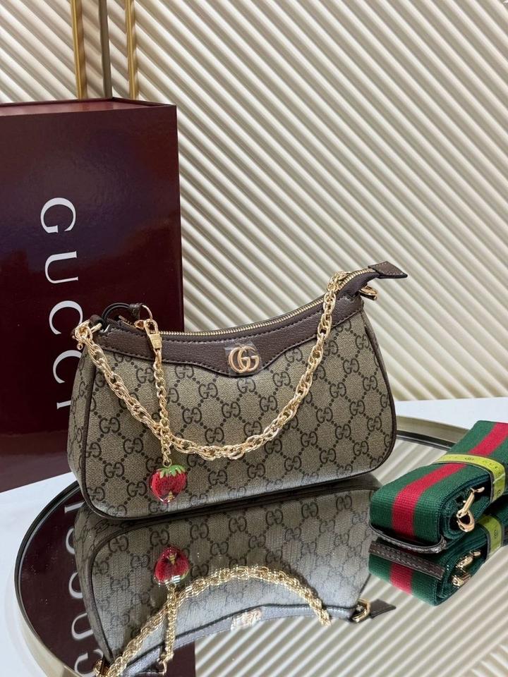 Сумка багет от Gucci