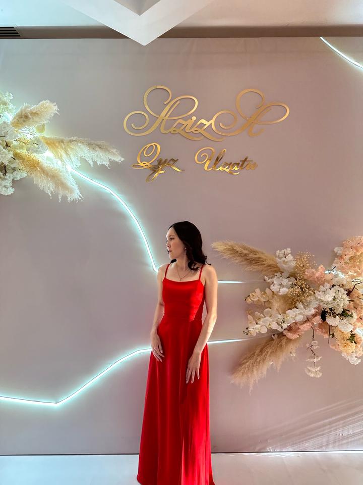 Красное платье с вырезом