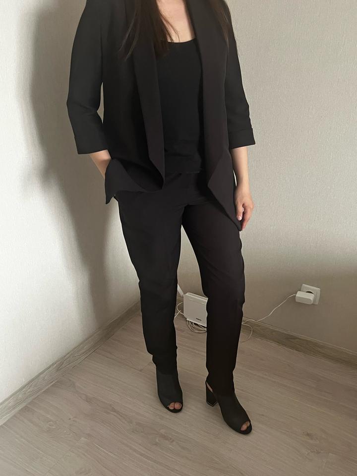 Чёрный костюм двойка