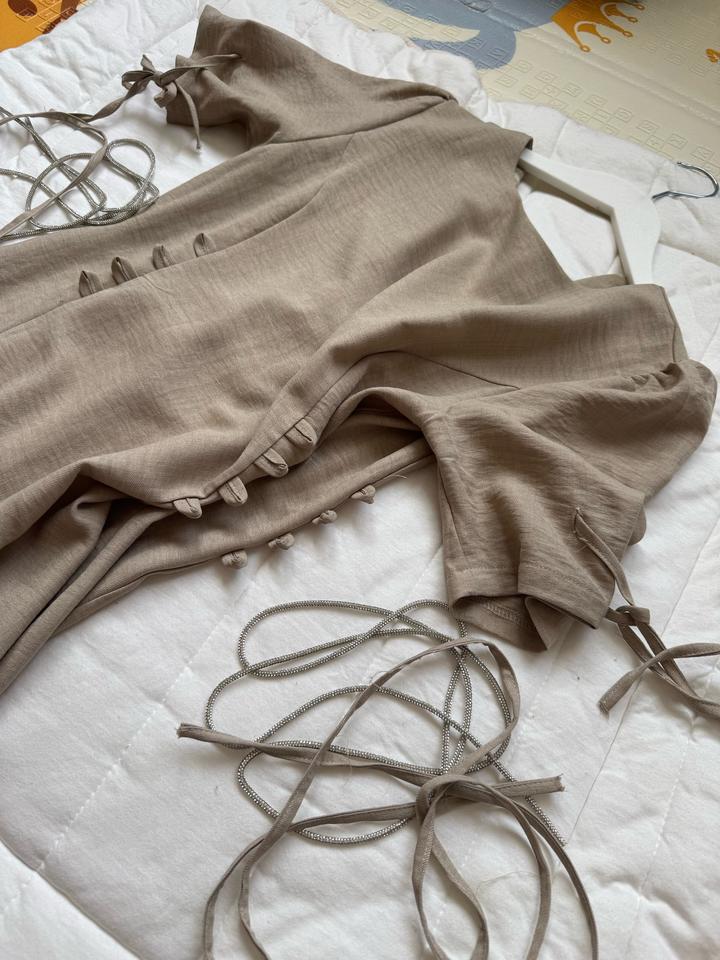 Льняное платье светло коричневого цвета