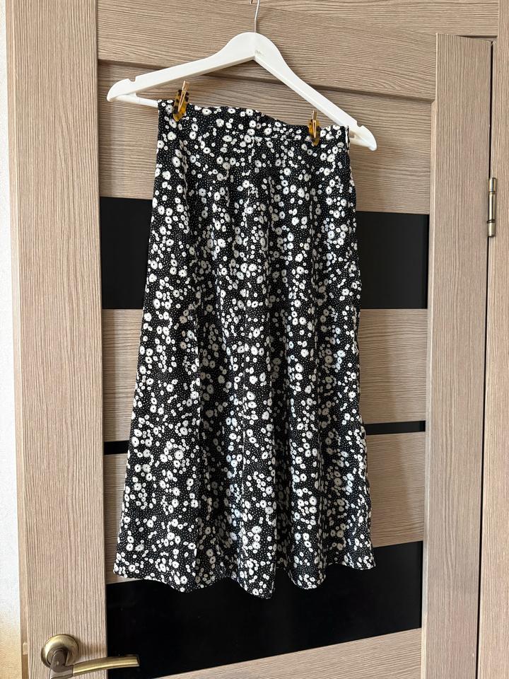 Юбка миди с разрезом