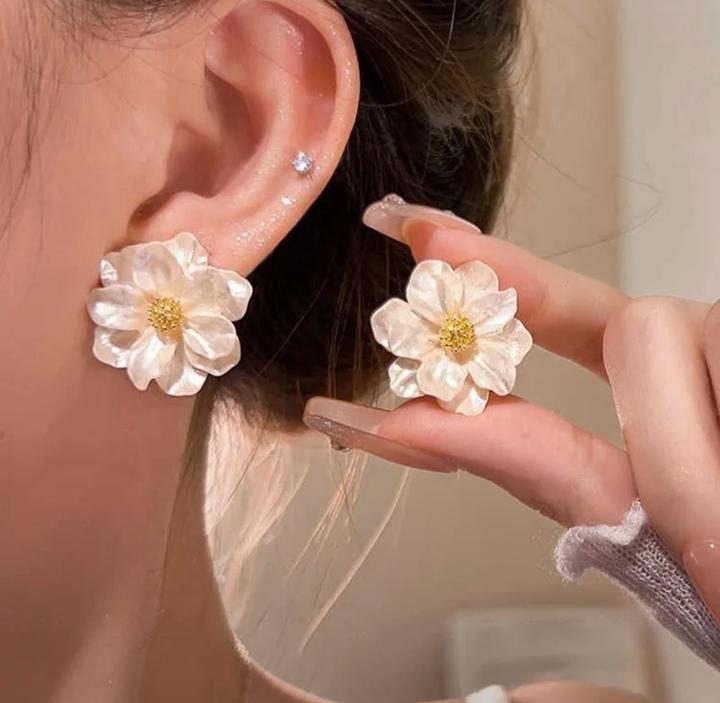 Серьги в виде цветка камелий