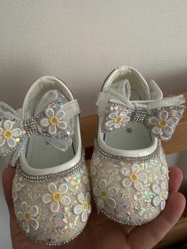 На годик туфли