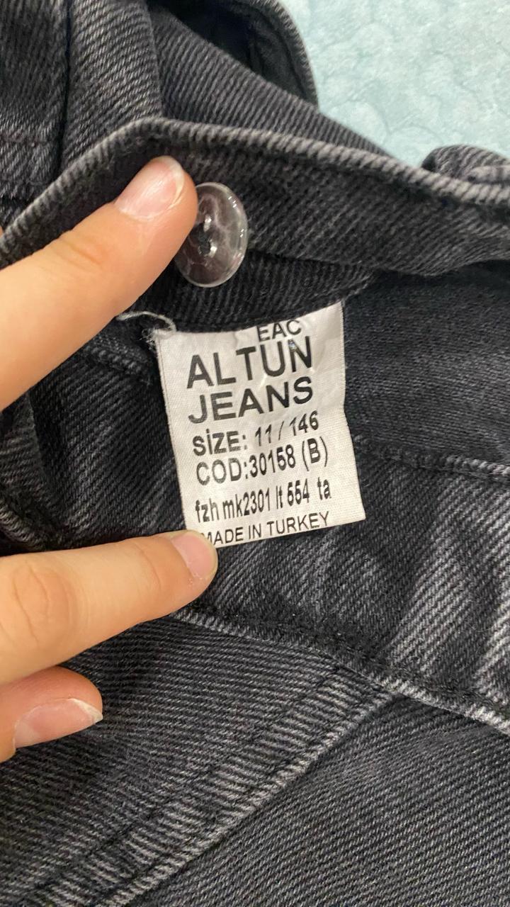 чёрные джинсы