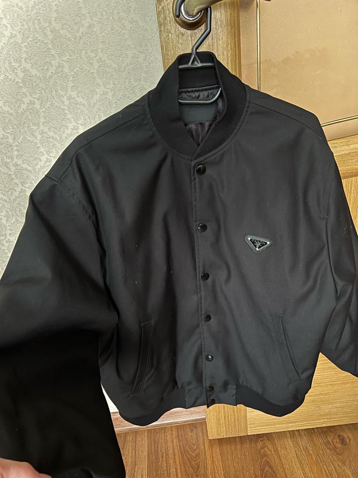 Бомбер куртка Prada