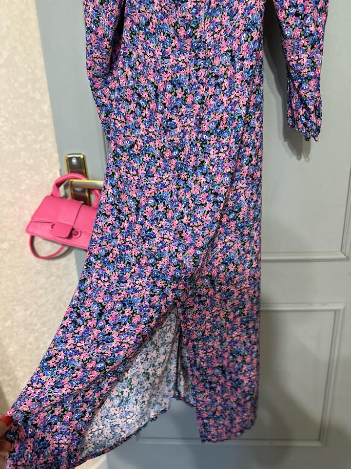 Платье Zara с цветочным принтом и открытой спиной