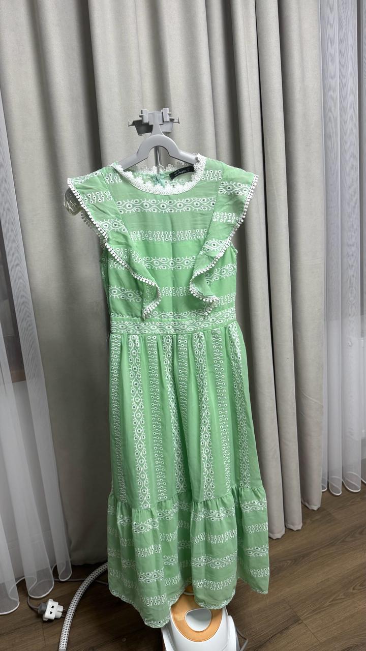 Платье красивое.