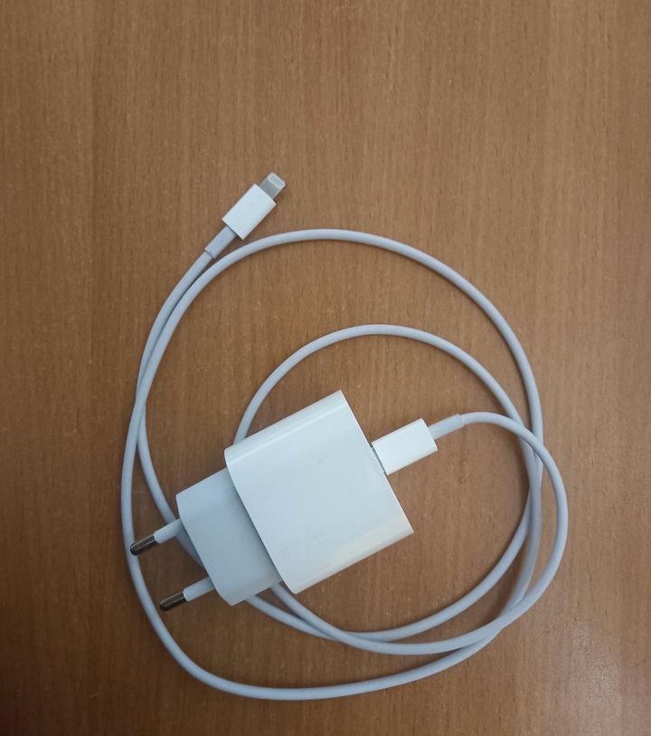 Зарядка на айфон оригинал