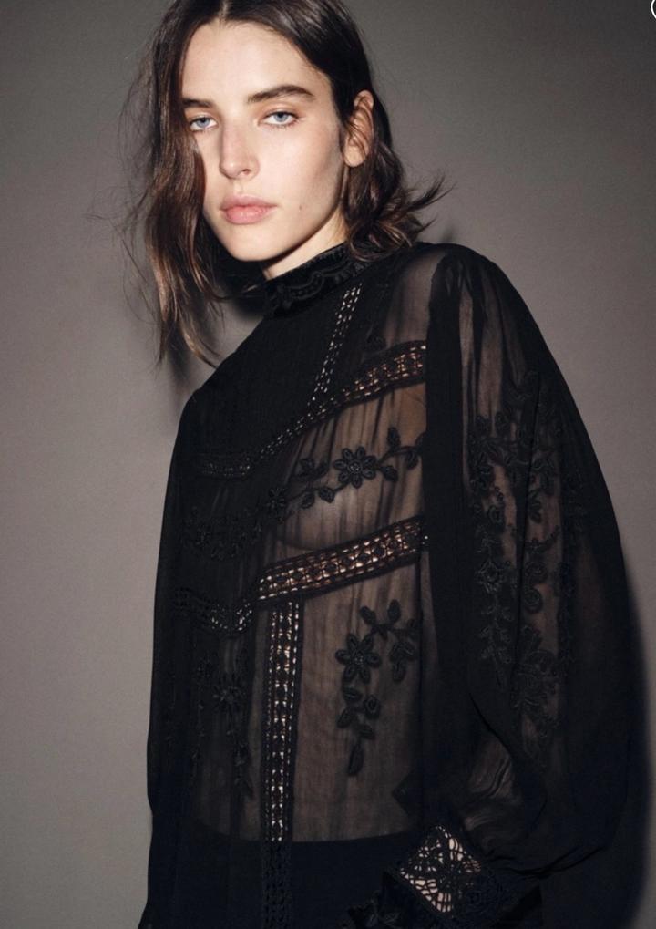 Блуза с кружевом из бархата