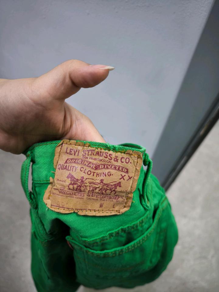 Ярко зеленые джинсы Levi's