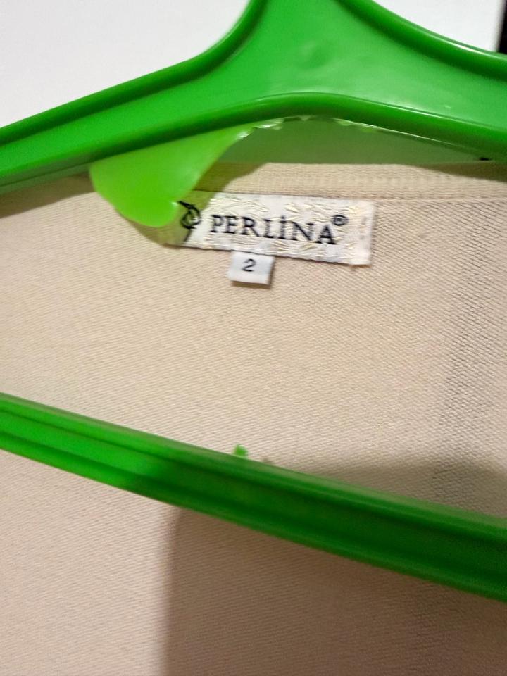 женский тонкий вязаный кардиган бежевого цвета от бренда Perlina,
