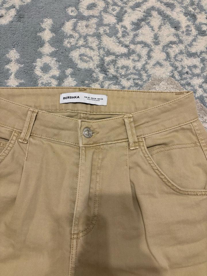 Джинсы Bershka бежевые