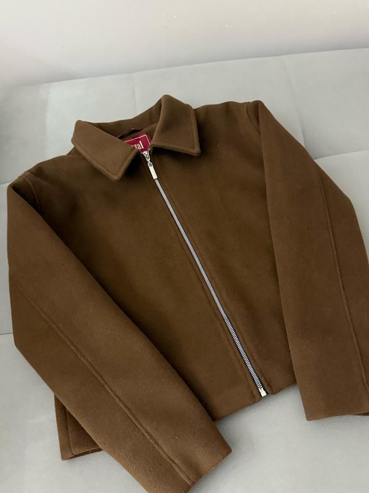 Коричневый бомбер на замке