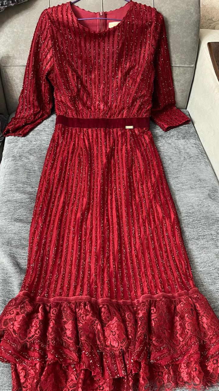Бордовое платье